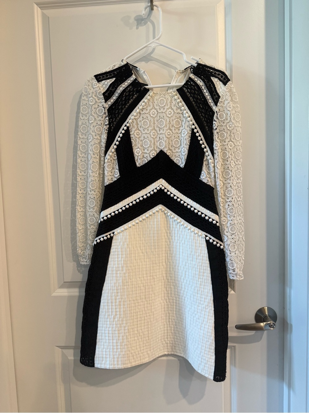 Burberry pursue Black & White Lace-Dress